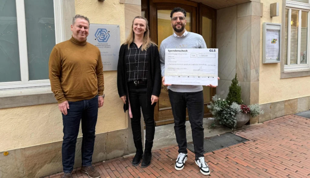 Ahmed Chehade übergibt eine Spende vom GLS Depot Westerkappeln.