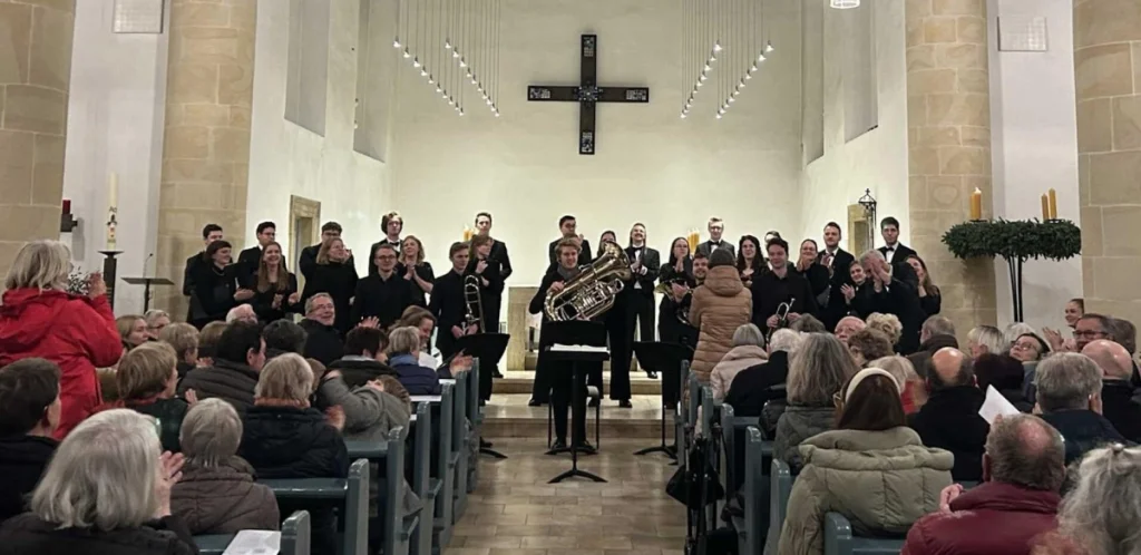 Beim Adventskonzert in der Gymnasialkirche versetzten UMD Siegel mit Uni-Chor und Blechbläserquintett die Besucher in vorweihnachtliche Stimmung.