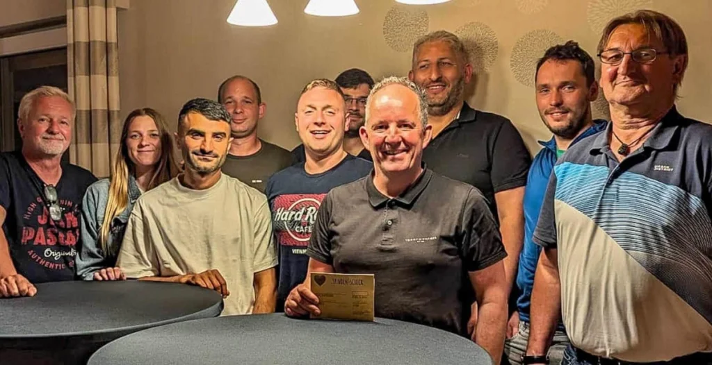 Statt Geschenken hat sich Mario Principato von seinen (Fußball-)Freunden Geld zum Geburstag gewünscht und als Beitrag zum Spendenmarathon übergeben