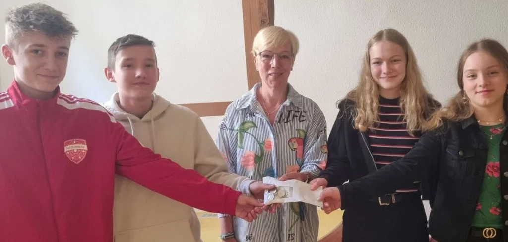Schüler:innen der Klasse 7 Umwelt der IGS Bramsche haben im Rahmen des Friday-Projekts für die Beratungsarbeit gesammelt