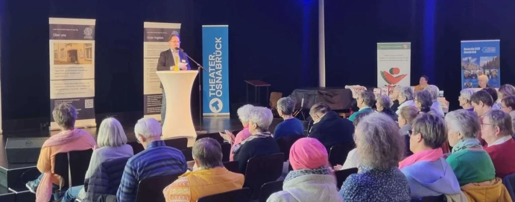 Offenes Cafe - vor vollem Haus konnte das Netzwerk zum Thema Krebs präsentiert werden: Mediziner:innen, Selbsthilfegruppen, Angebote wie Yoga etc. 