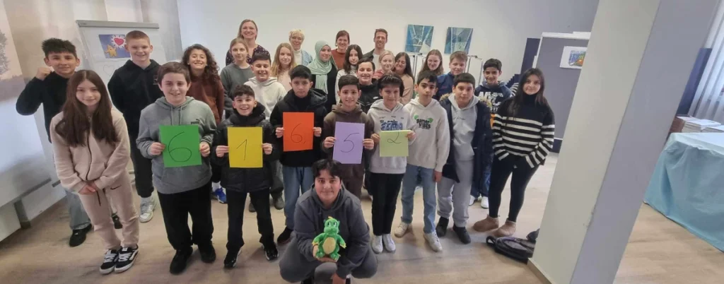 Schülerinnen und Schüler der GSG-Schinkel spenden aus Upcycling-Aktion