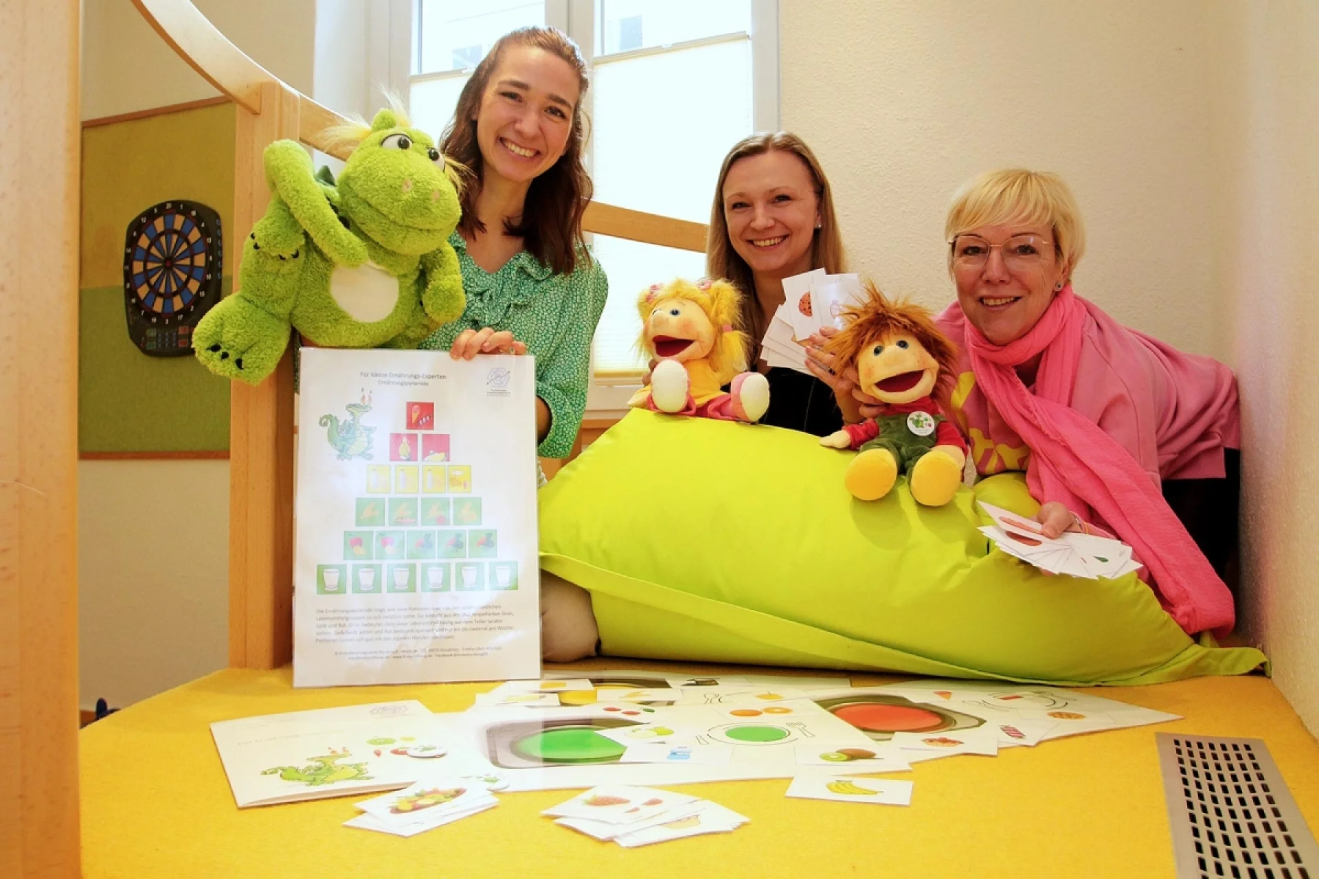 Drei weibliche Personen und Kuscheltiere