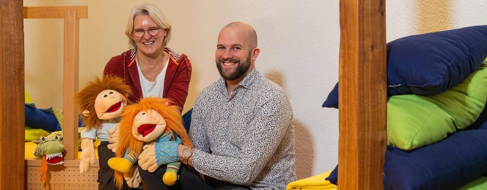 Kijuba Team mit zwei Personen und Handpuppen