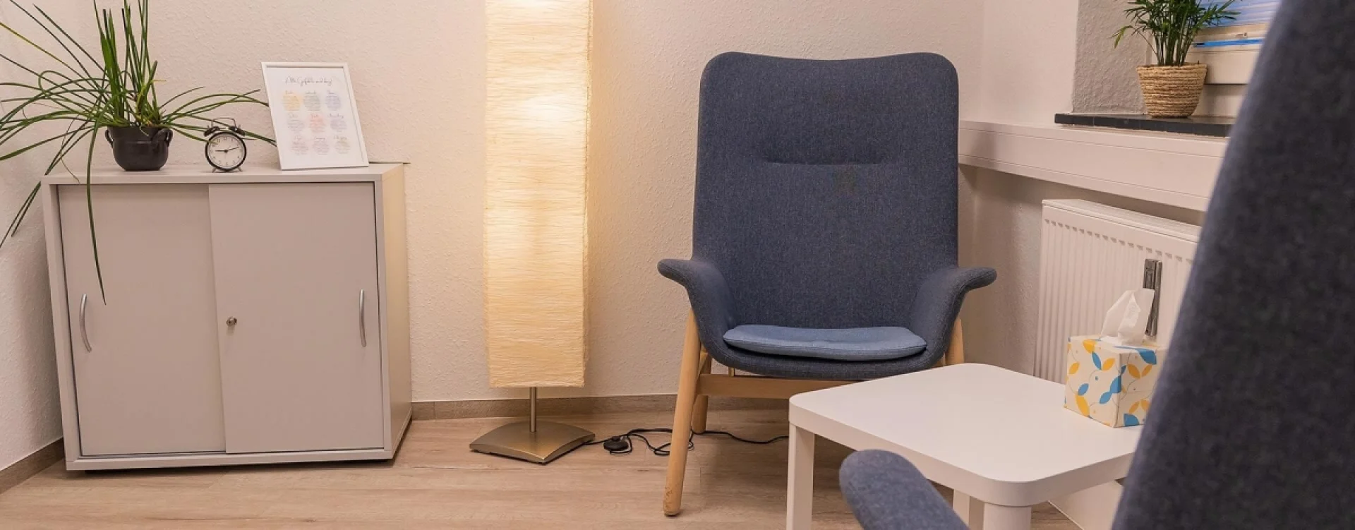 Beratungsraum mit zwei Stühlen und einem Aktenschrank