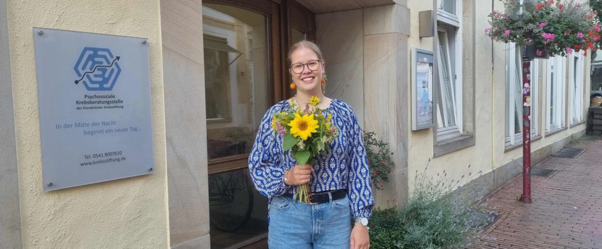Eine Person vor der Beratungsstelle