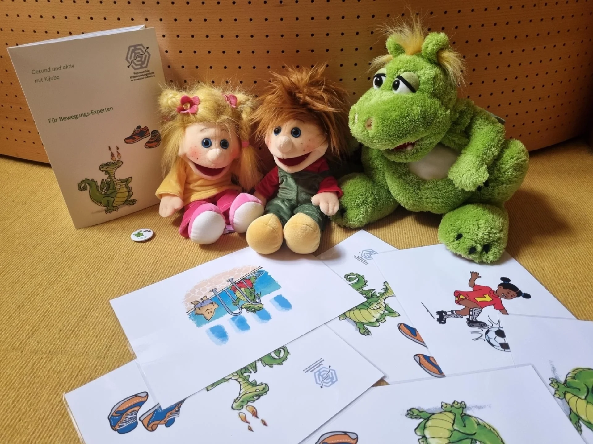 Drei Kuscheltiere sitzen vor Comic Zeichnungen